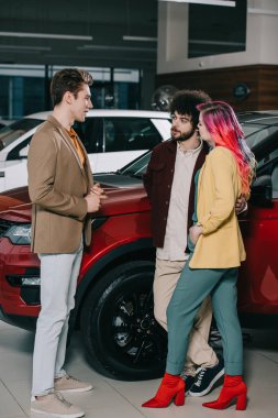 Araba showroom otomobil yakınındaki arkadaşlarınızla konuşan yakışıklı adam 