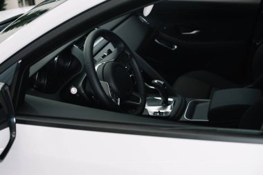  Araba showroom lüks beyaz otomobil siyah direksiyon simidi  