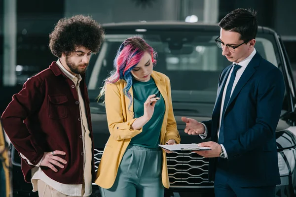 Car Dealer Glasses Holding Clipboard Man Woman Colored Hair Holding — Stock Photo, Image