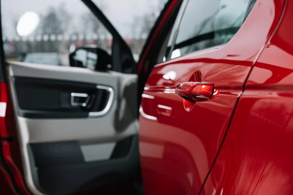 Fuoco Selettivo Della Porta Dell Automobile Lucida Dell Automobile Rossa — Foto Stock