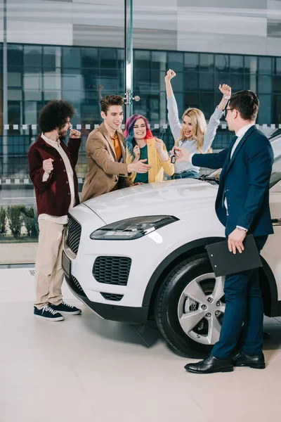 Concessionário Carro Dando Chave Para Amigos Alegres Perto Carro Branco — Fotografia de Stock