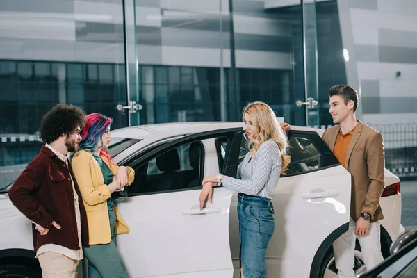 Cheerful Group Friends Standing White Car — Stock Photo, Image