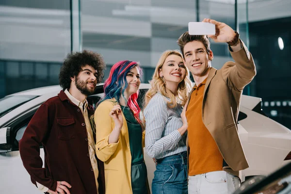 Feliz Grupo Amigos Tomando Selfie Cerca Coche Blanco —  Fotos de Stock