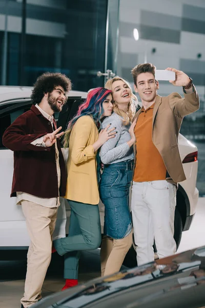 Vidám Baráti Csoport Vesz Selfie Közelében Fehér Autó — Stock Fotó
