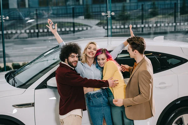 Веселая Группа Друзей Обнимающихся Привлекательной Блондинкой Возле Белого Автомобиля — стоковое фото
