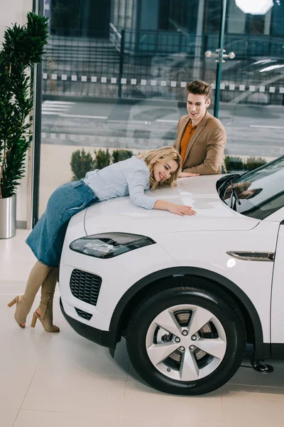 Bonito Homem Olhando Atraente Feliz Menina Tocando Branco Carro — Fotografia de Stock