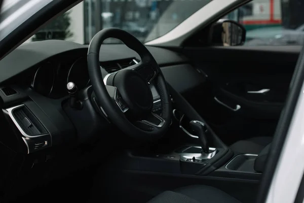 Zwarte Stuurwiel Buurt Van Gear Shift Handvat Luxe Auto — Stockfoto