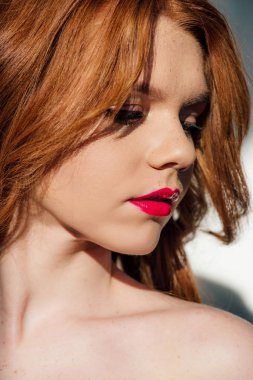 Kırmızı dudaklar ile güzel genç Redhead kadın uzağa bakıyor
