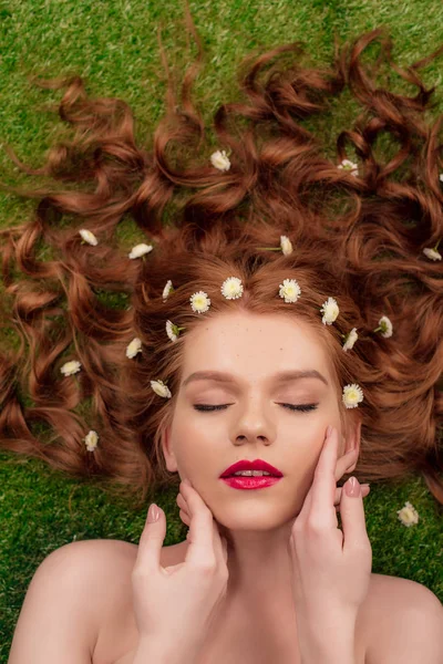 Schöne Junge Rothaarige Frau Mit Roten Lippen Und Chrysanthemenblüten Haar — Stockfoto