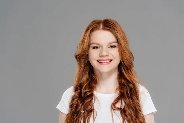 Linda Menina Ruiva Shirt Branca Olhando Para Câmera Sorrindo Isolado — Fotografia de Stock