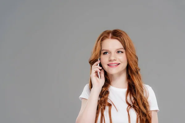 Bela Ruiva Menina Falando Smartphone Sorrindo Isolado Cinza Com Espaço — Fotografia de Stock