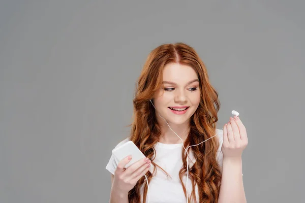 Hermosa Chica Pelirroja Sonriente Auriculares Con Teléfono Inteligente Escuchar Música —  Fotos de Stock