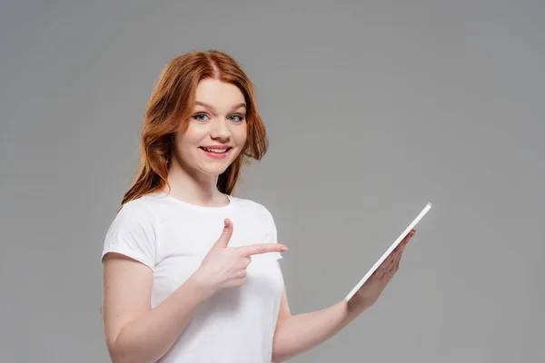 Schöne Rothaarige Mädchen Blickt Die Kamera Lächelt Und Zeigt Mit — Stockfoto