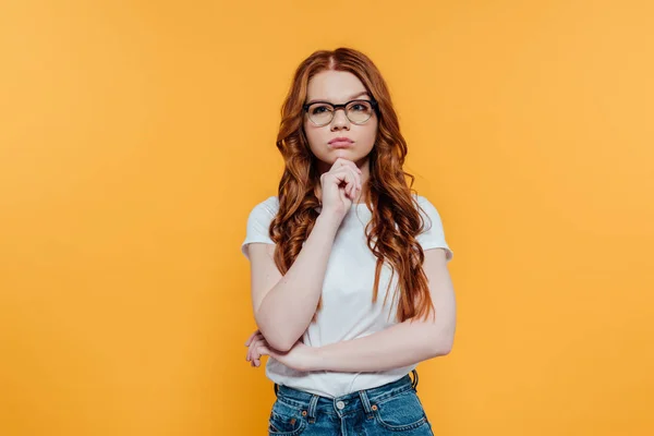 Schöne Nachdenkliche Rothaarige Mädchen Brille Stützt Kinn Isoliert Auf Gelb — Stockfoto