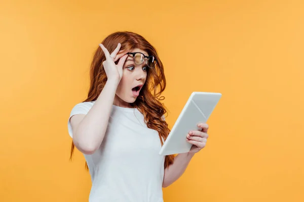 Chica Pelirroja Sorprendida Con Gafas Usando Tableta Digital Aislada Amarillo — Foto de Stock