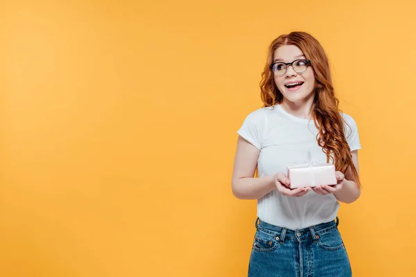 Bella Ragazza Rossa Sorpresa Possesso Scatola Regalo Isolato Giallo Con — Foto Stock