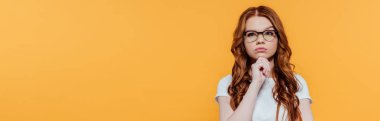 kopya alanı ile sarı izole çene yaslanır gözlük güzel dalgın Redhead kız panoramik çekim