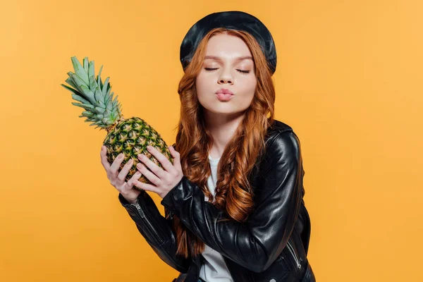 Linda Menina Ruiva Jaqueta Couro Segurando Abacaxi Lábios Amuados Isolados — Fotografia de Stock