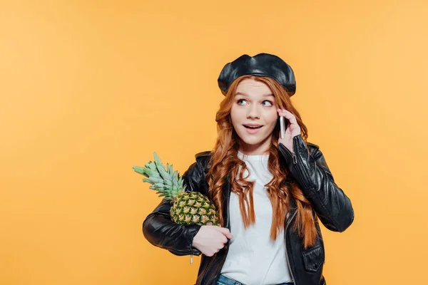 Redhead Meisje Lederen Jas Holding Ananas Praten Smartphone Geïsoleerd Geel — Stockfoto