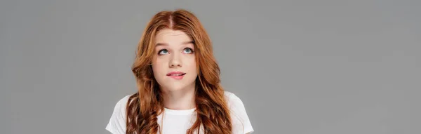 Panoramische Shot Van Mooie Verwarde Redhead Meisje Bijten Lip Opzoeken — Stockfoto
