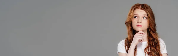 Панорамный Снимок Красивой Задумчивой Рыжей Девушки Поддерживающей Подбородок Смотрящей Сторону — стоковое фото