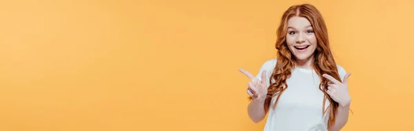 Панорамний Знімок Красивої Усміхненої Рудої Дівчини Дивлячись Камеру Вказуючи Пальцями — стокове фото