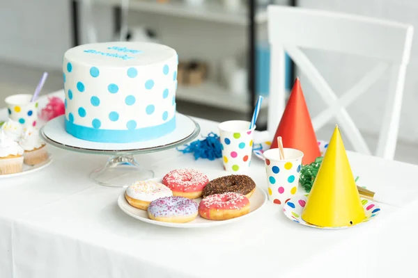 Leckere Geburtstagstorte Mit Cupcakes Donuts Und Pappbechern Auf Festlichem Tisch — Stockfoto