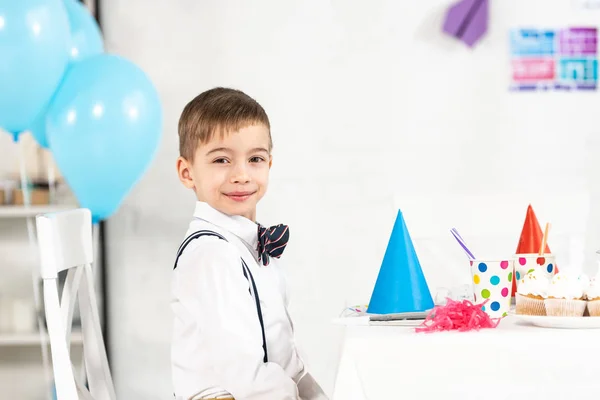 Imádnivaló Fiú Fél Asztal Látszó Születésnapi Ünnepség Során Kamera — Stock Fotó
