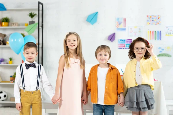 Adorables Niños Sonrientes Mirando Cámara Tomados Mano Durante Fiesta Cumpleaños — Foto de Stock