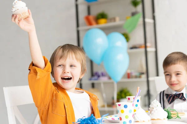 Foco Seletivo Menino Pré Adolescente Adorável Feliz Segurando Cupcake Durante — Fotografia de Stock