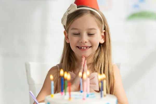 Selektywne Skupienie Adorable Dziecko Tort Urodzinowy Robi Proszę Gest Podczas — Zdjęcie stockowe
