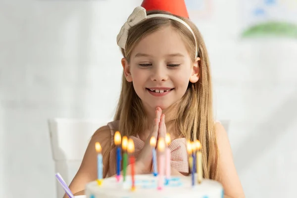 バースデーケーキで愛らしい子供の選択的なフォーカスパーティー中にジェスチャーをしてください — ストック写真