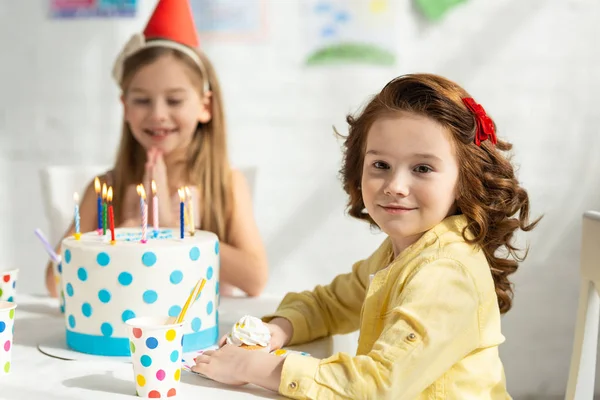 Cute Dzieci Siedzi Stole Party Podczas Uroczystości Urodzinowych — Zdjęcie stockowe