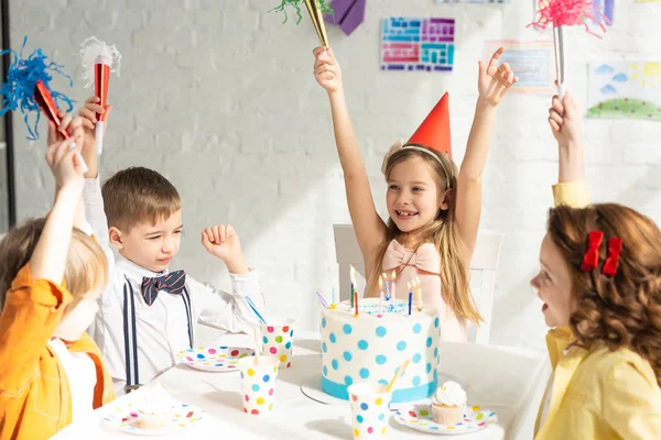 Счастливые Дети Сидящие Столом Тортом Приветствуя Рогами Партии Время Празднования — стоковое фото