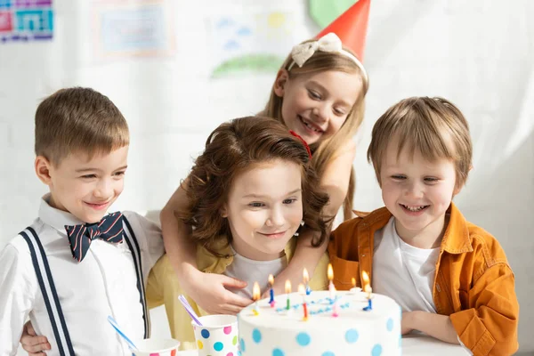 Birlikte Doğum Günü Kutluyor Iken Sevimli Çocuklar Parti Masasında Pasta — Stok fotoğraf