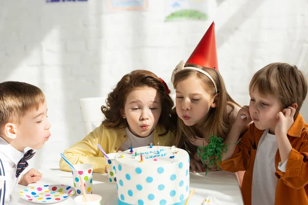 Crianças Adoráveis Soprando Velas Bolo Aniversário Durante Festa Casa — Fotografia de Stock