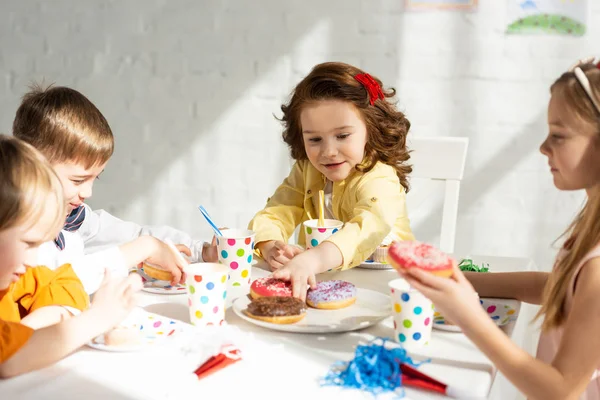 Adorables Niños Sentados Mesa Fiesta Mientras Celebran Cumpleaños Juntos — Foto de Stock