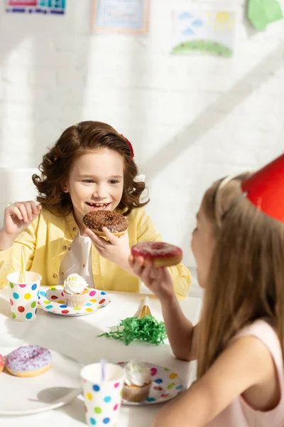 Adorable Kids Sitting Party Table Eating Donuts Birthday Celebration — Stock Photo, Image