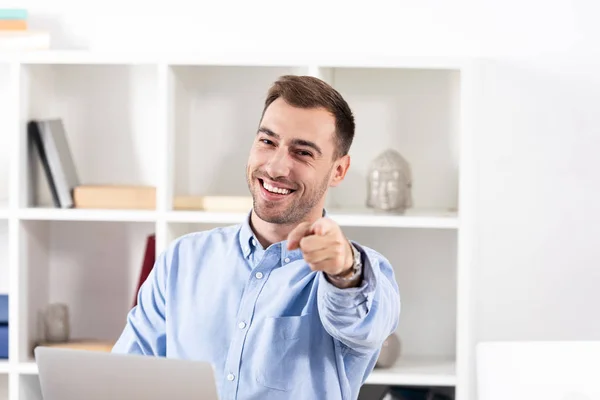 Cheerful Businessman Pointing Finger While Looking Camera — Stock Photo, Image