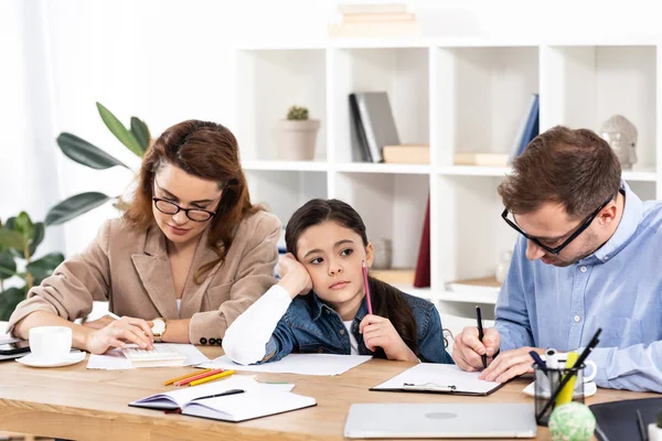 Triste Niño Sosteniendo Lápiz Cerca Los Padres Gafas Trabajo Oficina —  Fotos de Stock