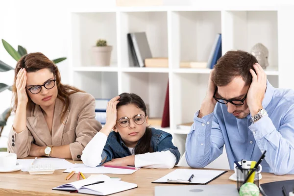 Roztomilý Kluk Brýlích Sedí Vyčerpaným Rodičům Kanceláři — Stock fotografie