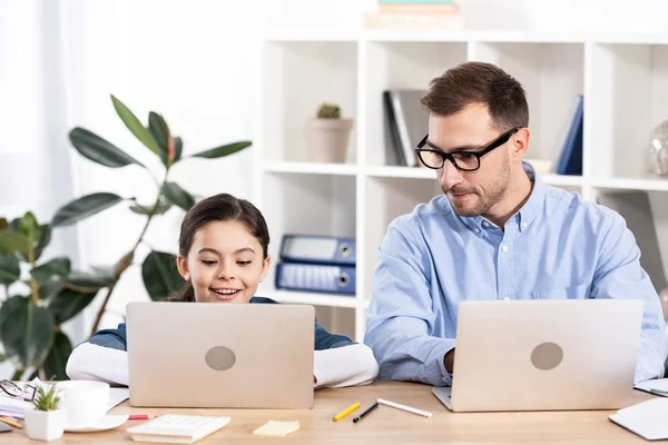 Bonito Pai Olhando Para Laptop Perto Bonito Filha Escritório — Fotografia de Stock