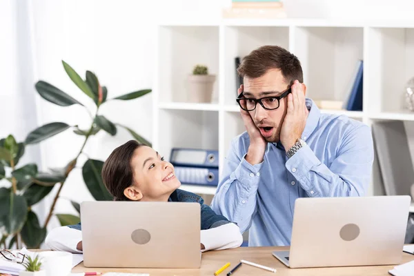 Pai Chocado Olhando Para Laptop Perto Filha Feliz Escritório — Fotografia de Stock