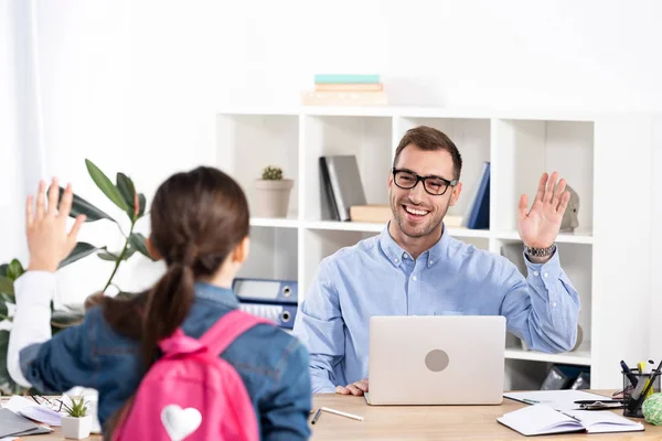 Selective Focus Happy Father Waving Hand While Looking Daughter Office — Stock Photo, Image