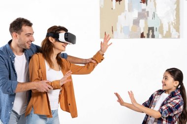 kızı yakınında sanal gerçeklik kulaklık neşeli kadın ellerini tutan mutlu adam 