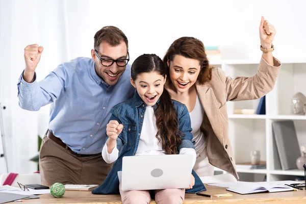 Família Feliz Celebrando Triunfo Perto Laptop Escritório — Fotografia de Stock