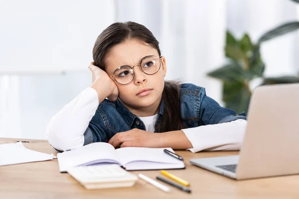 Menino Bonito Triste Óculos Perto Laptop Escritório — Fotografia de Stock