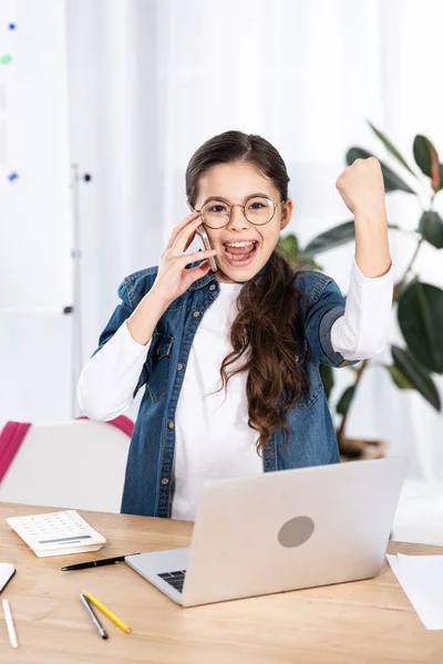 Criança Alegre Celebrando Triunfo Enquanto Fala Smartphone Escritório — Fotografia de Stock