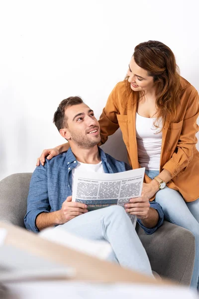 Vrolijke Vrouw Knuffelen Kijken Naar Man Met Krant — Stockfoto