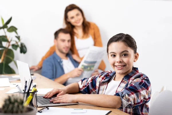 Selective Focus Cheerful Kid Laptop Parents Home — Stock Photo, Image